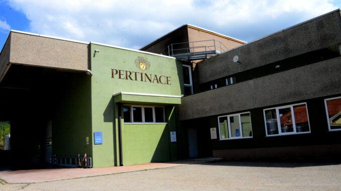 Cantina Pertinace - 1 L'AZIENDA Per gli stagionali della vendemmia il buon esempio della cantina Pertinace 2