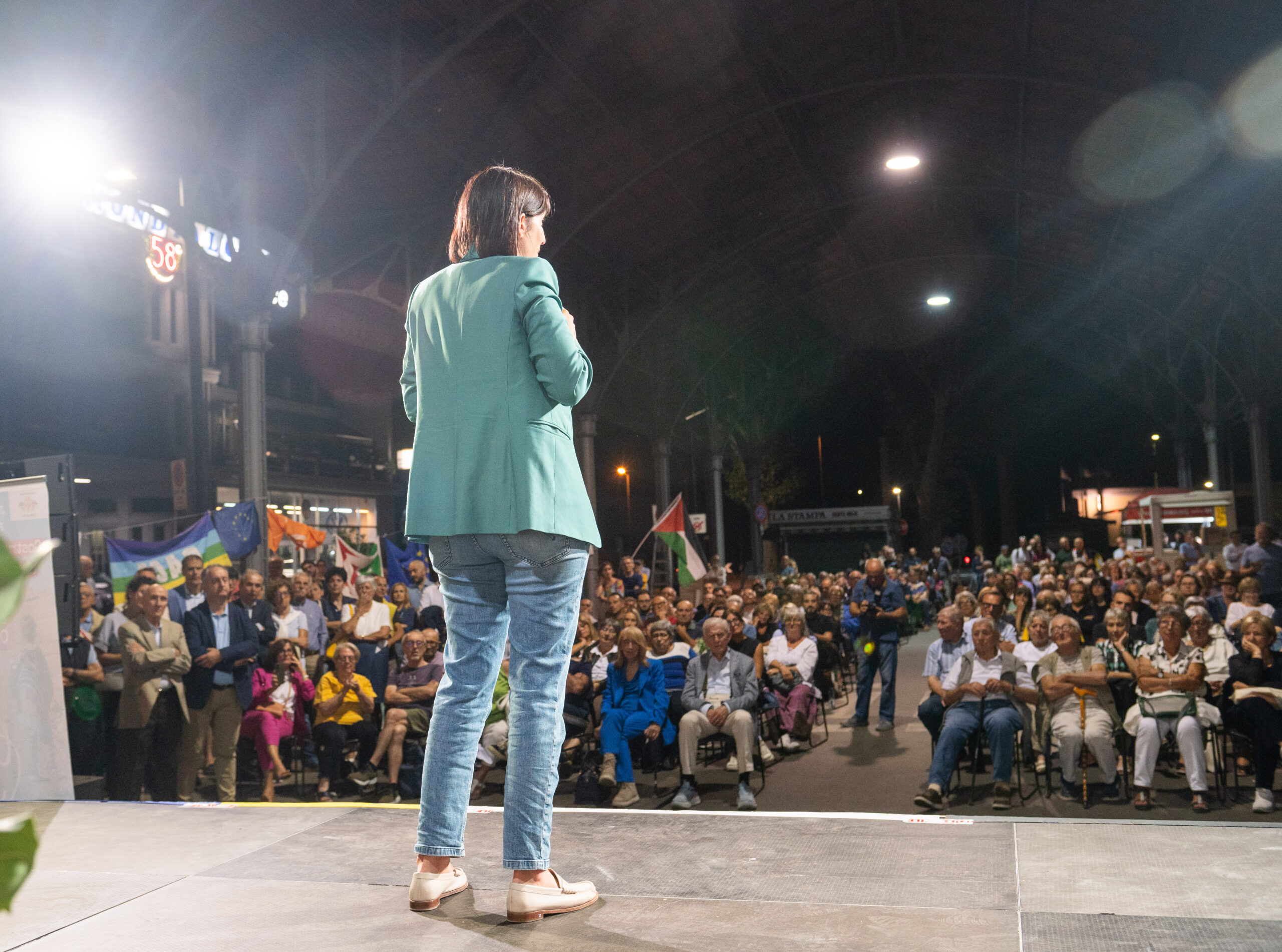 Elly Schlein riempie piazza Giolitti a Bra: pace, lavoro, sanità e diritti i temi centrali (FOTO E VIDEO) 5