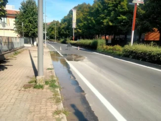 Alba / Perita d'acqua in strada in via Ognissanti