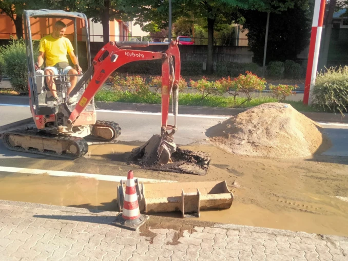 Alba / Perita d'acqua in strada in via Ognissanti 1