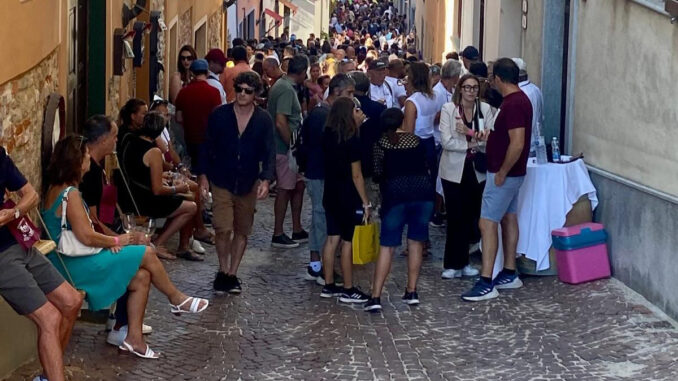 Pubblico_1 Degusta La Morra 2025, brindisi di successo nel borgo langarolo