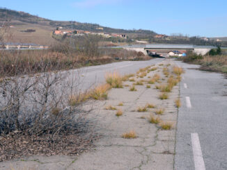 In località Ruota, a Gurene, resta la superstrada abbandonata