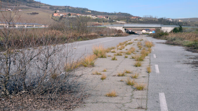 In località Ruota, a Gurene, resta la superstrada abbandonata