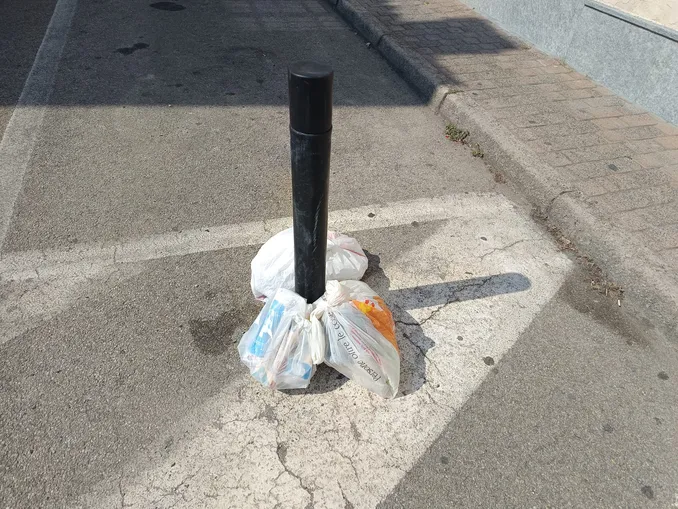 Alba / Con le nuove regole i sacchi dell'indifferenziata restano nei bidoni di viale Masera 4
