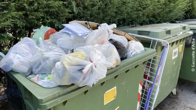 Alba / Con le nuove regole i sacchi dell'indifferenziata restano nei bidoni di viale Masera 1