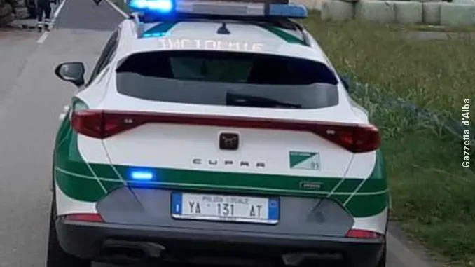 Camion carico di gas si ribalta in frazione Riva di Bra, ferito il conducente