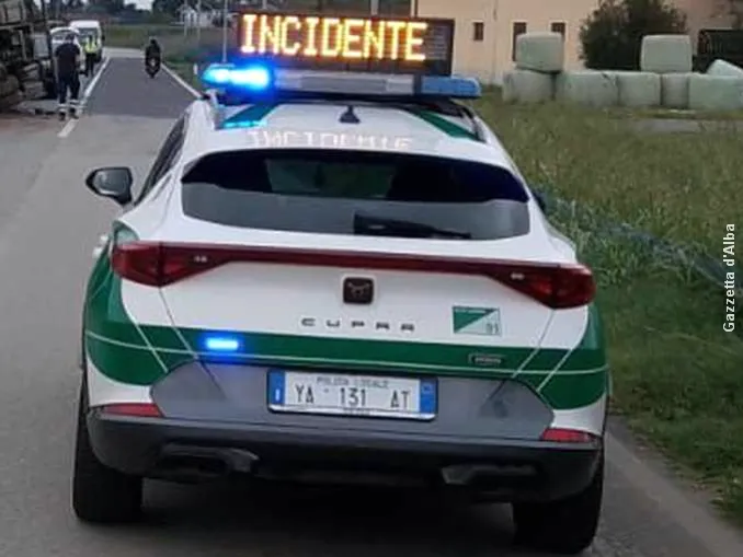 Camion carico di gas si ribalta in frazione Riva di Bra, ferito il conducente