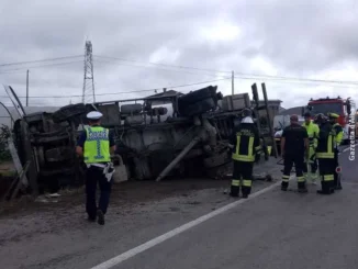 Camion carico di gas si ribalta in frazione Riva di Bra, ferito il conducente 1
