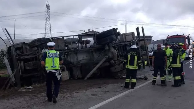 Camion carico di gas si ribalta in frazione Riva di Bra, ferito il conducente 1