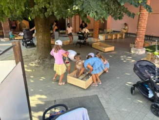 Cheese 2025: una capra accoglie i bambini nel cortile dell'asilo
