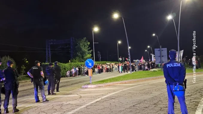 Ultim'ora / La manifestazione per Gaza blocca il ponte sul Tanaro 2
