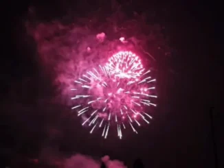 Tradizionale rispettata: la Fiera gallese chiude con lo spettacolo pirotecnico (VIDEO)