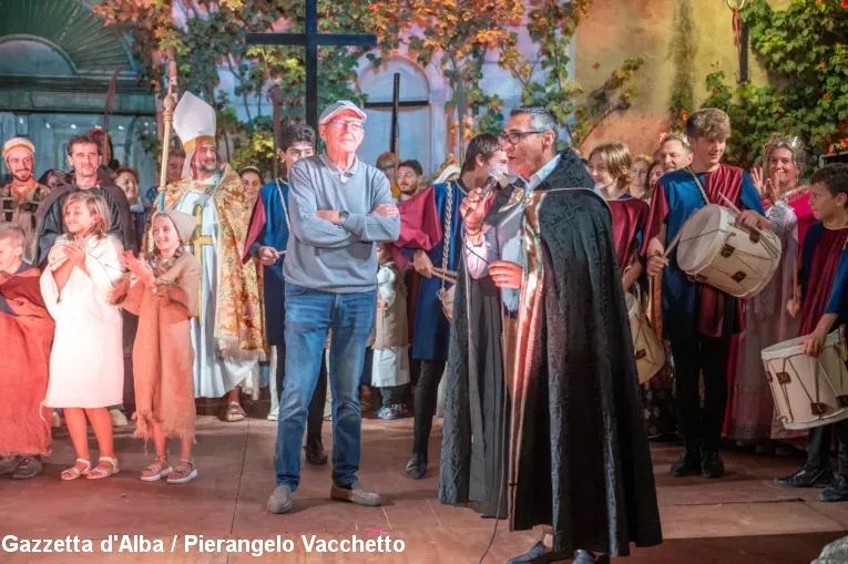 Monforte d’Alba rivive il Medioevo: folla e suggestioni per la rievocazione dei Catari