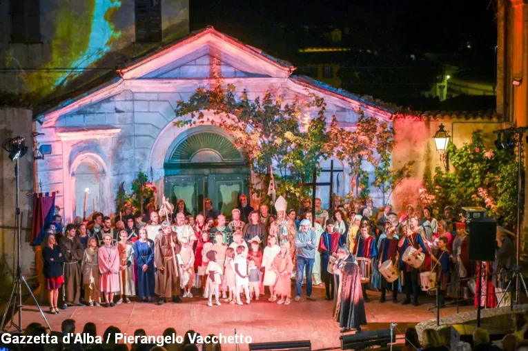 Monforte d’Alba rivive il Medioevo: folla e suggestioni per la rievocazione dei Catari 1