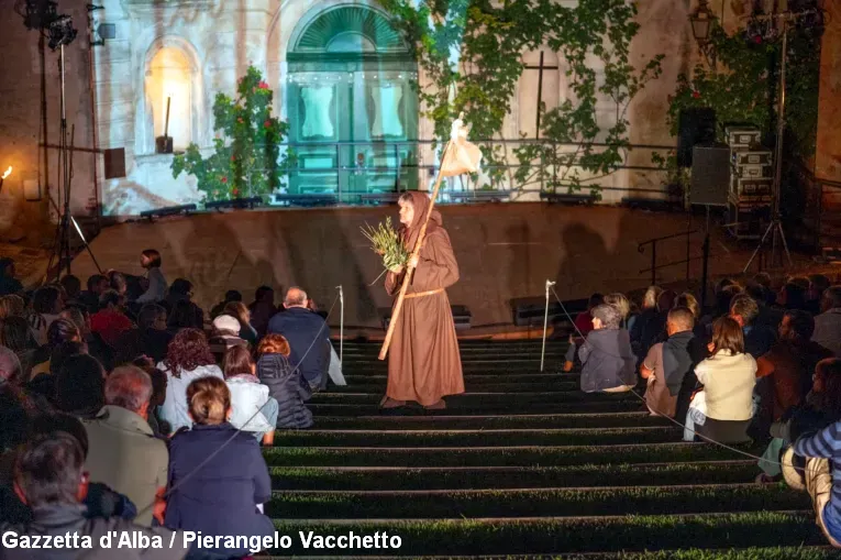 Monforte d’Alba rivive il Medioevo: folla e suggestioni per la rievocazione dei Catari 2