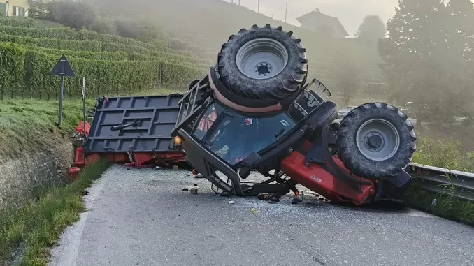Trattore carico di uva capovolto sulla strada verso Monforte, guidatore trasportato a Cuneo 1