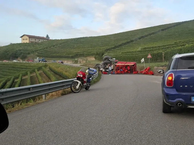 Trattore carico di uva capovolto sulla strada verso Monforte, guidatore trasportato a Cuneo