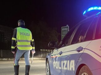 A6: Trasportavano 65 bottiglie di liquore e oltre 100 pacchi di caffè di provenienza illecita