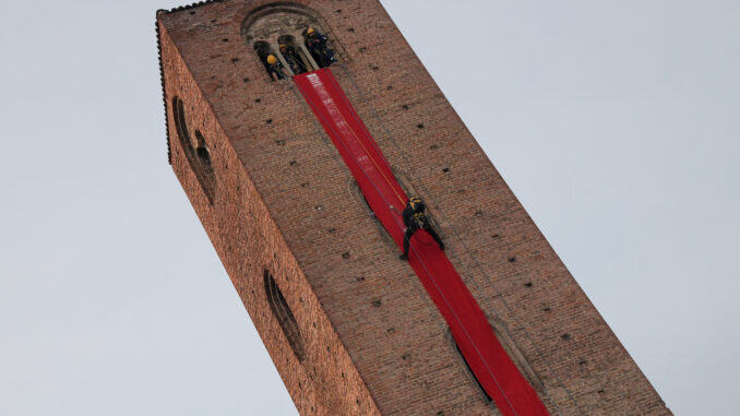 La spettacolare performance di Enzo Mastrangelo dalla torre Sineo [foto e video] 7