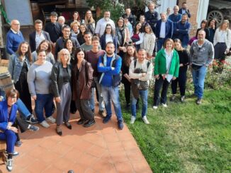 ASSEMBLEA PLENARIA CIA CUNEO: «NON SOLO FISCALITÀ E FINANZA, IL VALORE AGGIUNTO STA NELLA CRESCITA SOLIDALE E SOSTENIBILE DEL SETTORE PRIMARIO»  «Non solo fiscalità e finanza, il valore aggiunto della nostra Organizzazione sono i riferimenti etici e sociali che mirano alla crescita solidale e sostenibile del settore primario, nel rispetto dell’ambiente, della sicurezza alimentare e dell’inclusività. Un patrimonio di valori condivisi che si accompagna allo studio e alla pianificazione delle attività di assistenza a favore delle aziende agricole, nelle loro esigenze di rapido adeguamento alle trasformazioni in atto». Così il presidente provinciale di Cia Agricoltori italiani di Cuneo, Claudio Conterno, all’assemblea plenaria delle maestranze dell’Organizzazione, svoltasi ieri all’agriturismo La pieve di Dogliani. Nel tracciare un primo bilancio della stagione amministrativa, il direttore provinciale di Cia Cuneo, Igor Varrone, si è detto molto soddisfatto dei risultati ottenuti dalla struttura organizzativa. «Va riconosciuto – ha sottolineato Varrone -, lo slancio che permette ai giovani di superare i limiti. Per questo, investire sulle nuove generazioni, con la guida di tutor di esperienza, è stata la strategia vincente, che ha portato allo sviluppo di molti progetti e delle interazioni tra i settori». Nel corso della riunione, i titolari dei progetti elaborati in questi mesi con il coordinamento del formatore nazionale di Cia Agricoltori italiani, Alberto Daniele, hanno illustrato gli esiti del loro lavoro, in materia di attività social e promozione (Lorena Casagranda), nuovi servizi Caf e assistenza fiscale (Arianna Nervo), analisi dati e potenzialità dei nuovi uffici (Ilaria Salzotto) e analisi su richieste e competenze specifiche e mercati (Agnese Genero). Martina Delu è intervenuta su quaderno di campagna e interazione dei servizi, mentre Pietro Busso ha relazionato su aspetti contabili, gestione dei portali e delle scadenze e monitoraggio pratiche.  Il direttore Varrone ha anche ricordato l’ampliamento e il potenziamento delle sedi Cia di Bra e Saluzzo, anticipando la strategia di crescita dell’Organizzazione sul territorio provinciale.