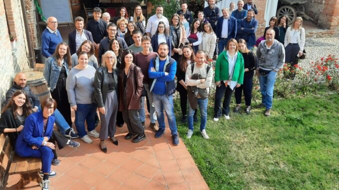 ASSEMBLEA PLENARIA CIA CUNEO A DOGLIANI 1 ASSEMBLEA PLENARIA CIA CUNEO: «NON SOLO FISCALITÀ E FINANZA, IL VALORE AGGIUNTO STA NELLA CRESCITA SOLIDALE E SOSTENIBILE DEL SETTORE PRIMARIO» «Non solo fiscalità e finanza, il valore aggiunto della nostra Organizzazione sono i riferimenti etici e sociali che mirano alla crescita solidale e sostenibile del settore primario, nel rispetto dell’ambiente, della sicurezza alimentare e dell’inclusività. Un patrimonio di valori condivisi che si accompagna allo studio e alla pianificazione delle attività di assistenza a favore delle aziende agricole, nelle loro esigenze di rapido adeguamento alle trasformazioni in atto». Così il presidente provinciale di Cia Agricoltori italiani di Cuneo, Claudio Conterno, all’assemblea plenaria delle maestranze dell’Organizzazione, svoltasi ieri all’agriturismo La pieve di Dogliani. Nel tracciare un primo bilancio della stagione amministrativa, il direttore provinciale di Cia Cuneo, Igor Varrone, si è detto molto soddisfatto dei risultati ottenuti dalla struttura organizzativa. «Va riconosciuto – ha sottolineato Varrone -, lo slancio che permette ai giovani di superare i limiti. Per questo, investire sulle nuove generazioni, con la guida di tutor di esperienza, è stata la strategia vincente, che ha portato allo sviluppo di molti progetti e delle interazioni tra i settori». Nel corso della riunione, i titolari dei progetti elaborati in questi mesi con il coordinamento del formatore nazionale di Cia Agricoltori italiani, Alberto Daniele, hanno illustrato gli esiti del loro lavoro, in materia di attività social e promozione (Lorena Casagranda), nuovi servizi Caf e assistenza fiscale (Arianna Nervo), analisi dati e potenzialità dei nuovi uffici (Ilaria Salzotto) e analisi su richieste e competenze specifiche e mercati (Agnese Genero). Martina Delu è intervenuta su quaderno di campagna e interazione dei servizi, mentre Pietro Busso ha relazionato su aspetti contabili, gestione dei portali e delle scadenze e monitoraggio pratiche. Il direttore Varrone ha anche ricordato l’ampliamento e il potenziamento delle sedi Cia di Bra e Saluzzo, anticipando la strategia di crescita dell’Organizzazione sul territorio provinciale.