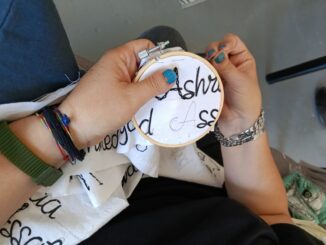 I nomi di 50 bambini vittime nella Striscia ricamati da Sara su un lungo lenzuolo bianco  1