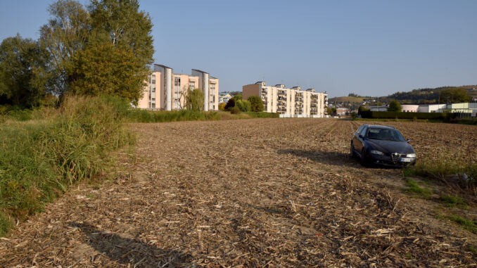 La strada arriva da destra attraversa il campo e supera il canale L'opposizione: «Sulla variante 16 e sul confronto con Egea l'Amministrazione deve pronunciarsi»