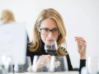 All'enoteca regionale di Barolo Michaela Morris spiega come si valuta un'annata