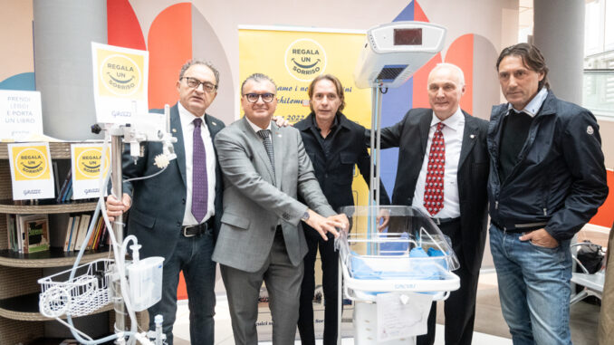 Regala Un Sorriso 2025 - ©Barbara Guazzone Cover Lettino per fototerapia e respiratore CPAP donati alla Pediatria di Verduno