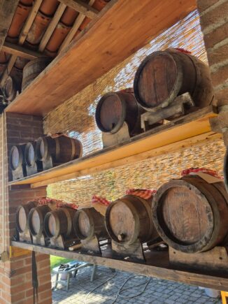 A Madonna di Como tra alambicchi e botti Michelangelo produce aceto balsamico e oli essenziali di lavanda
