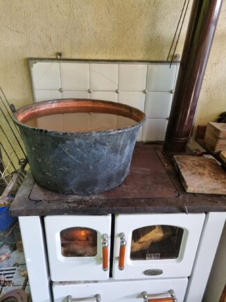 A Madonna di Como tra alambicchi e botti Michelangelo produce aceto balsamico e oli essenziali di lavanda 1