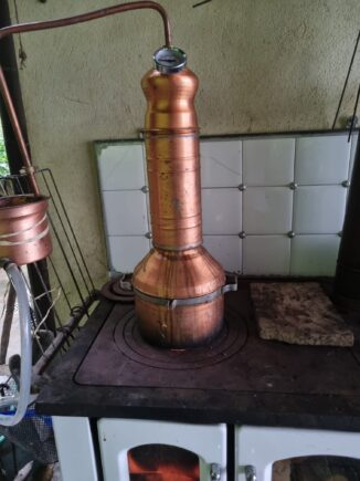 A Madonna di Como tra alambicchi e botti Michelangelo produce aceto balsamico e oli essenziali di lavanda 2