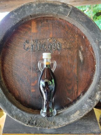 A Madonna di Como tra alambicchi e botti Michelangelo produce aceto balsamico e oli essenziali di lavanda 3