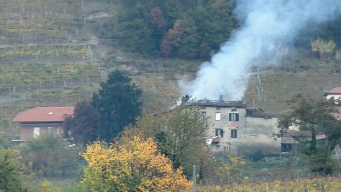 Brucia il tetto di un'abitazione in località Santa Libera a Santo Stefano Belbo