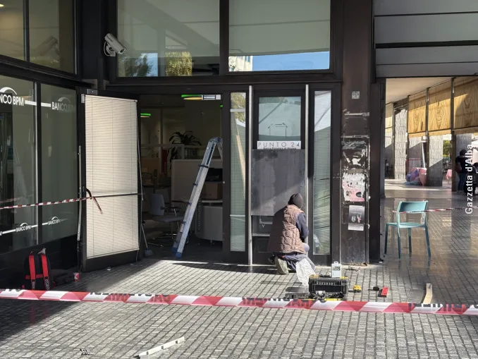 Esplosione nella notte a Bra, i ladri fanno saltare il bancomat Bpm in piazza Carlo Alberto
