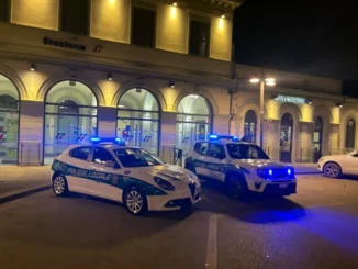 Sul treno verso Alba senza biglietto: minaccia due controllori