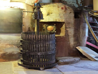 Da 81 anni alla distilleria Levi di Neive si ripete il rito del fiammifero