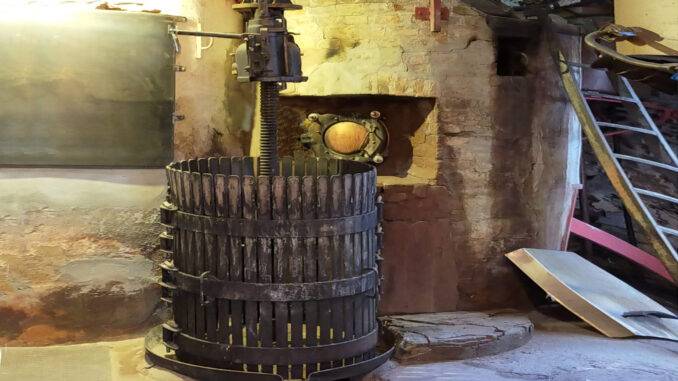 foto 1xxx Da 81 anni alla distilleria Levi di Neive si ripete il rito del fiammifero