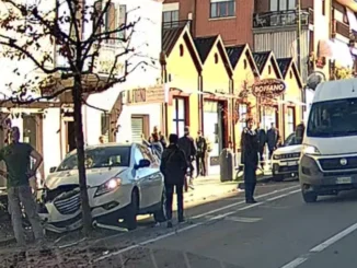 Incidente in corso Cortemilia ad Alba, auto travolge una moto che poi colpisce il dehor di una pasticceria