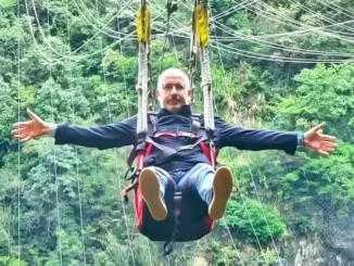 Il sindaco di Asti Rasero si lancia appeso a un cavo per annun