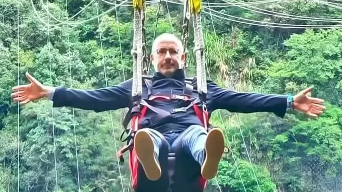 rasero volante piscina Il sindaco di Asti Rasero si lancia appeso a un cavo per annun
