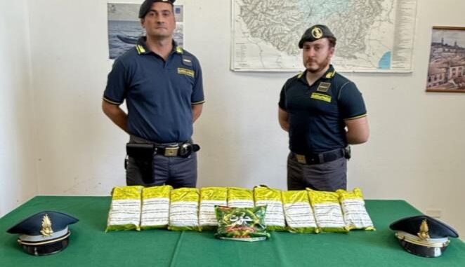 Cuneo / Quindici chilogrammi di tabacco di contrabbando sequestrato nel quadrilatero