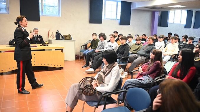25 NOVEMBRE / All'Einaudi di Alba un flash mob contro la violenza sulle donne [FOTO]