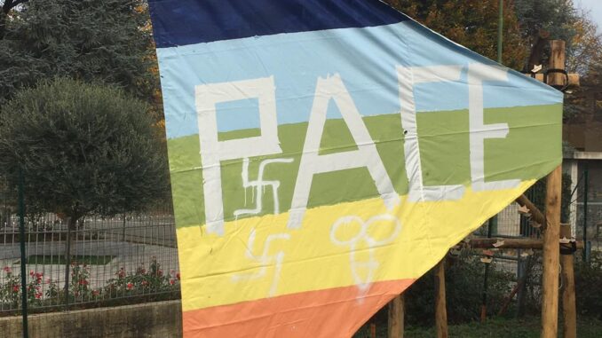 IMG-20251101-WA0008 Vandali contro la bandiera della pace nella parrocchia di Santa Margherita