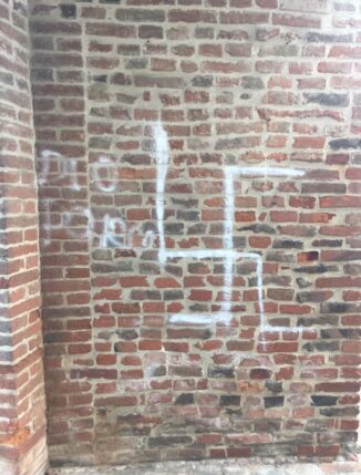 Vandali contro la bandiera della pace nella parrocchia di Santa Margherita 1