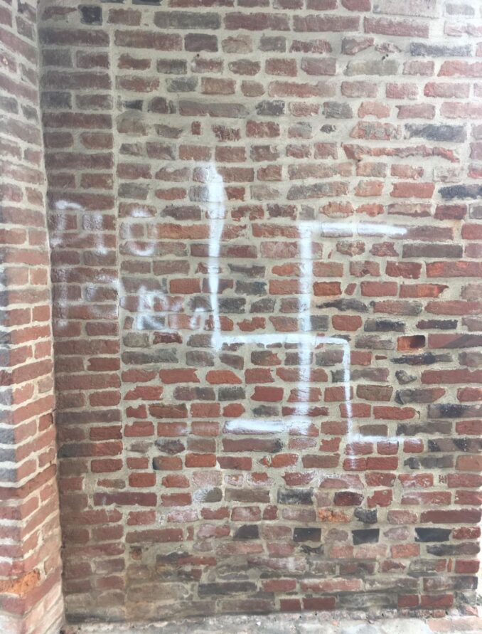 Vandali contro la bandiera della pace nella parrocchia di Santa Margherita 1