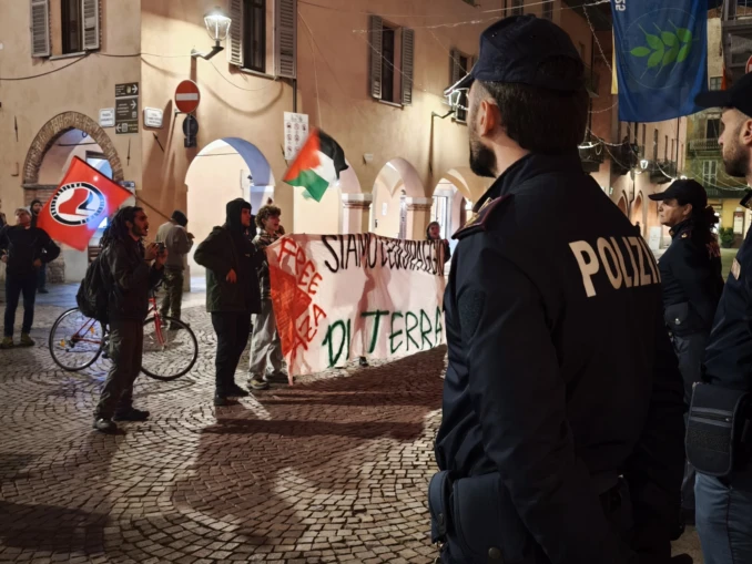 Collettivo Mononoke in presidio per la Palestina sotto il