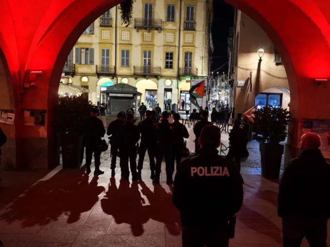 Collettivo Mononoke in presidio per la Palestina sotto il 2