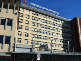 Protesi valvola aortica impiantata in un uomo con cuore a destra