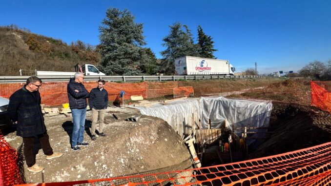 Alba: proseguono i lavori di spostamento di fognature e sottoservizi contestuali alla realizzazione della rotatoria di Scaparoni